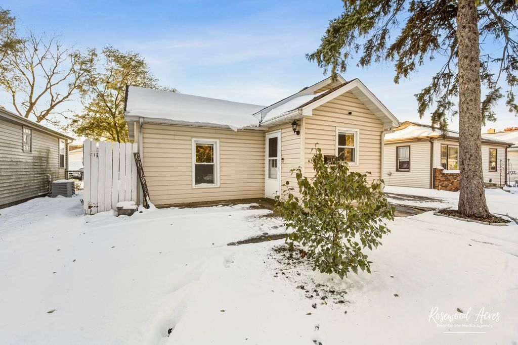 Image 2 of property listing at 453 S Dearborn Avenue, Bradley, IL 60915