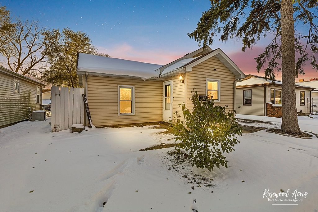 Image 3 of property listing at 453 S Dearborn Avenue, Bradley, IL 60915