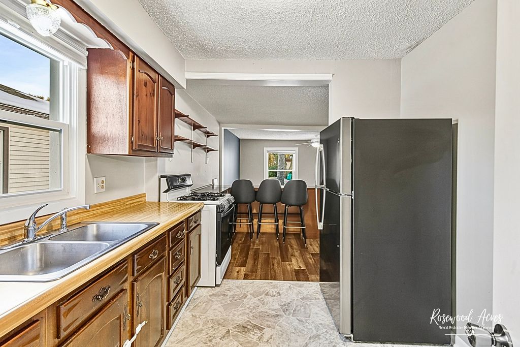 Image 10 of property listing at 453 S Dearborn Avenue, Bradley, IL 60915