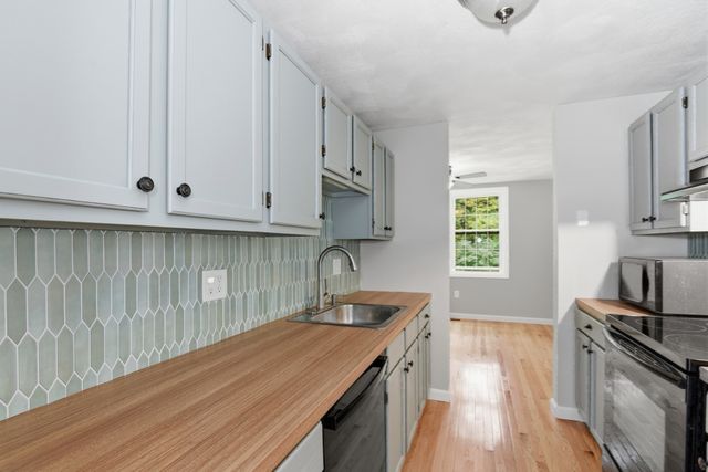 126 Patrick Rd 126, Tewksbury, MA 01876