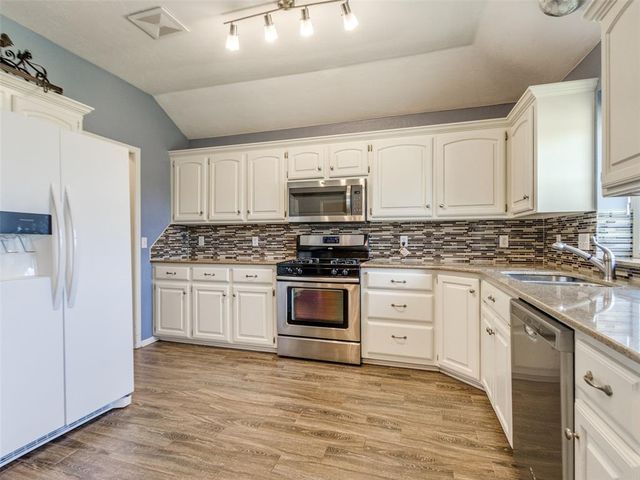 421 Madison Place Drive, Moore, OK 73160