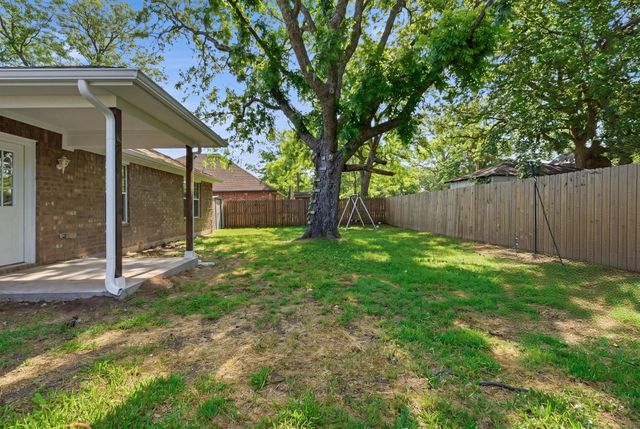 402 Robertson Street, Collinsville, TX 76233