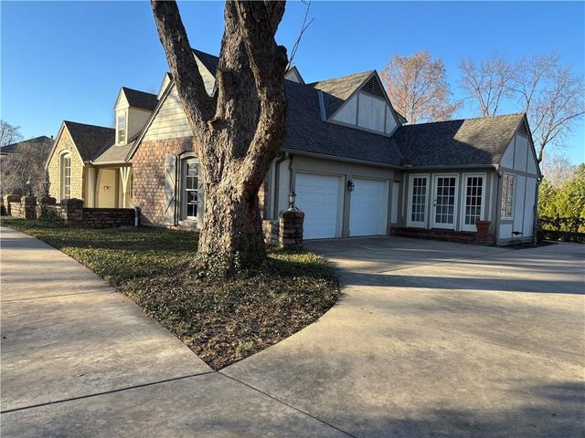 4600 W 87th Place, Prairie Village, KS 66207