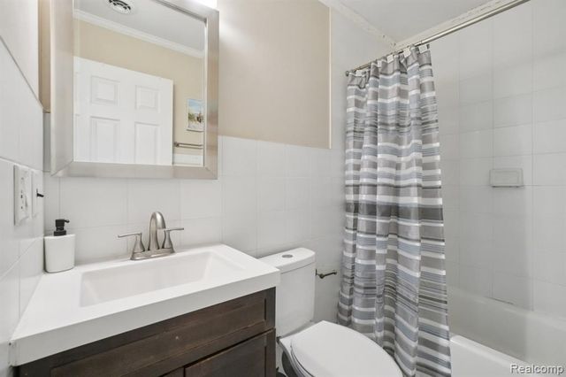1096 Truwood Drive, Rochester Hills, MI 48307