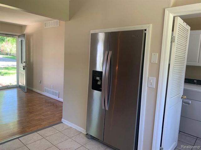 1096 Truwood Drive, Rochester Hills, MI 48307
