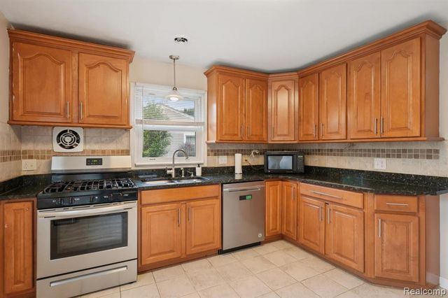 1096 Truwood Drive, Rochester Hills, MI 48307