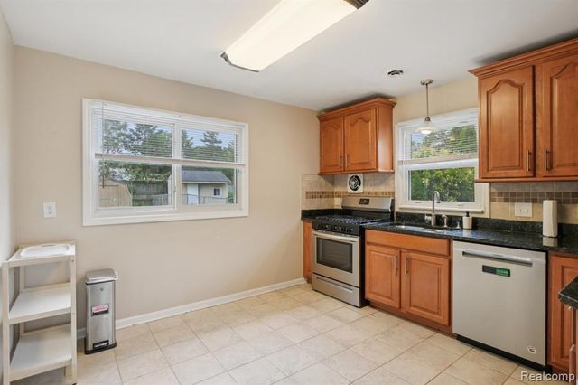 1096 Truwood Drive, Rochester Hills, MI 48307