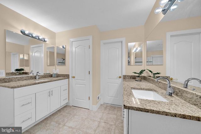 25 MILLER CIR, Pennington, NJ 08534