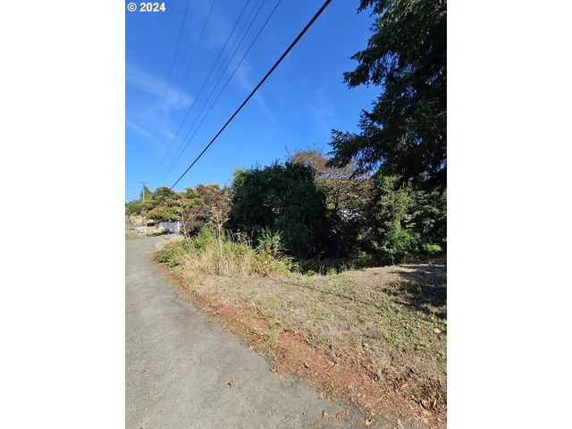 1843 Se MAIN St, Roseburg, OR 97470