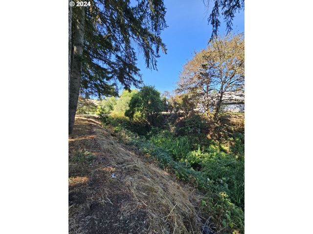 1843 Se MAIN St, Roseburg, OR 97470