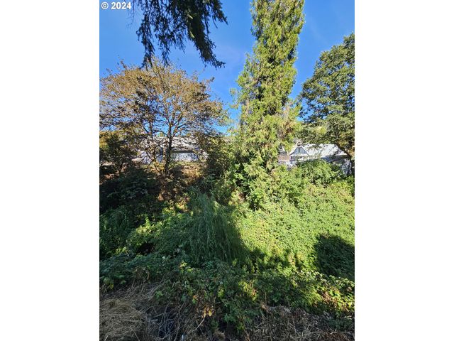 1843 Se MAIN St, Roseburg, OR 97470