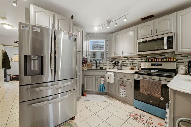 2923 W Diversey Avenue, Chicago, IL 60647