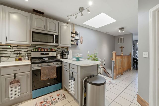 2923 W Diversey Avenue, Chicago, IL 60647