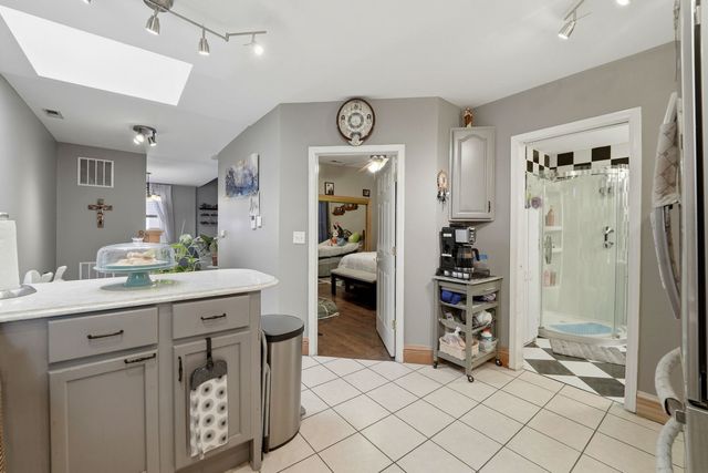 2923 W Diversey Avenue, Chicago, IL 60647