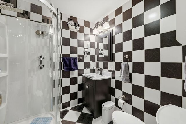 2923 W Diversey Avenue, Chicago, IL 60647