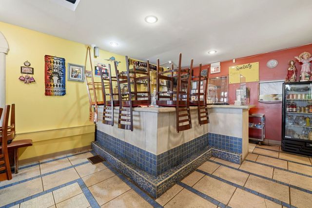 2923 W Diversey Avenue, Chicago, IL 60647