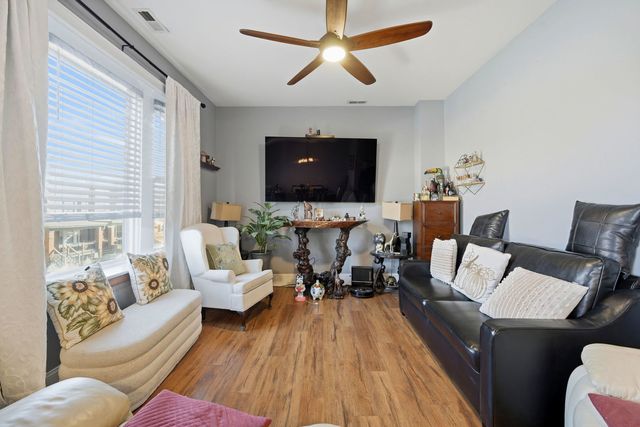 2923 W Diversey Avenue, Chicago, IL 60647