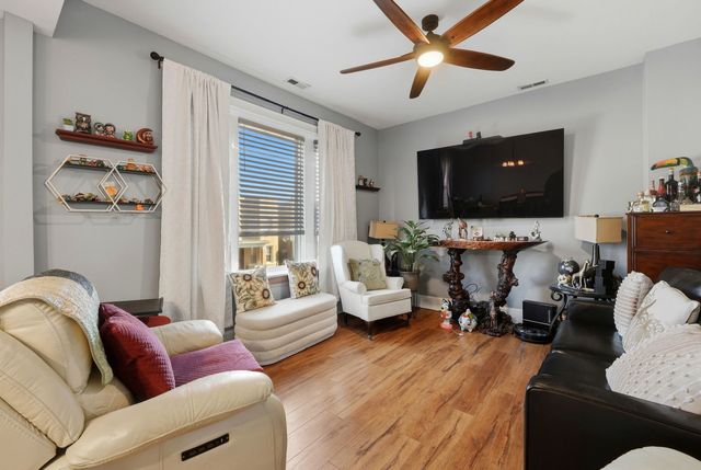 2923 W Diversey Avenue, Chicago, IL 60647