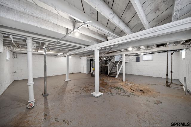 2855 Newport Avenue, Omaha, NE 68112