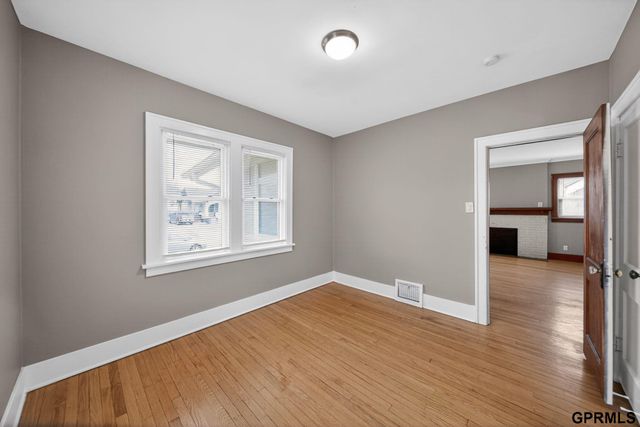 2855 Newport Avenue, Omaha, NE 68112