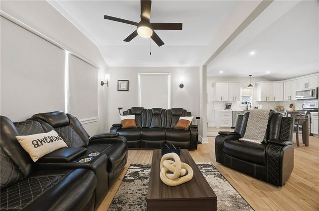 3603 Shoreline Dr, Livonia, NY 14487