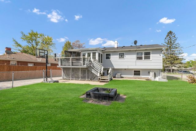 419 DEERPATH Drive, Lindenhurst, IL 60046