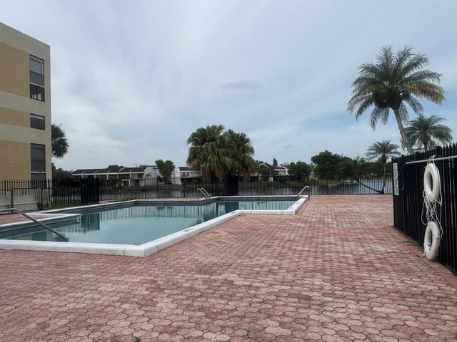 6575 W Oakland Park Boulevard, Lauderhill, FL 33313