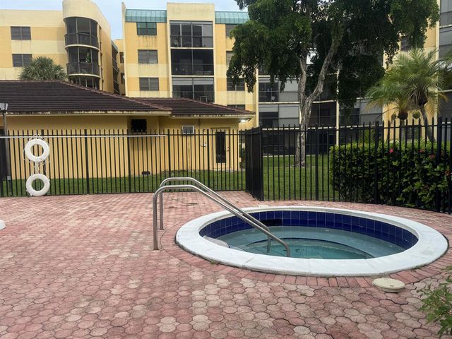 6575 W Oakland Park Boulevard, Lauderhill, FL 33313
