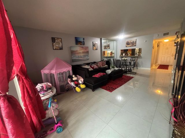 6575 W Oakland Park Boulevard, Lauderhill, FL 33313