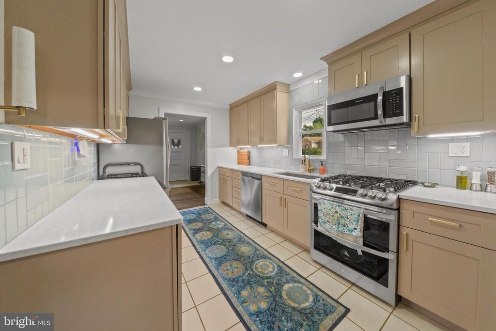 Image 11 of property listing at 5909 BERWYN, Berwyn Heights, MD 20740