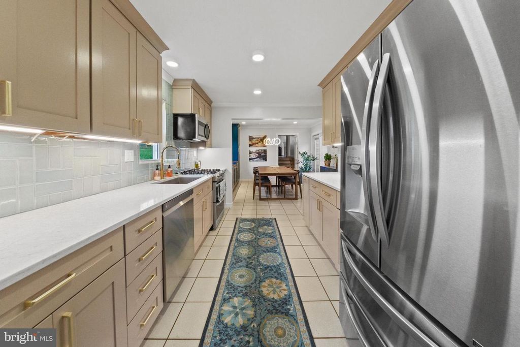 Image 9 of property listing at 5909 BERWYN, Berwyn Heights, MD 20740