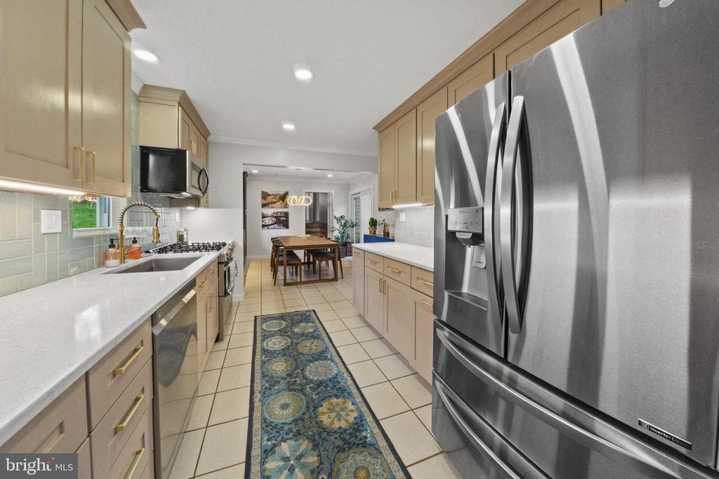 Image 10 of property listing at 5909 BERWYN, Berwyn Heights, MD 20740