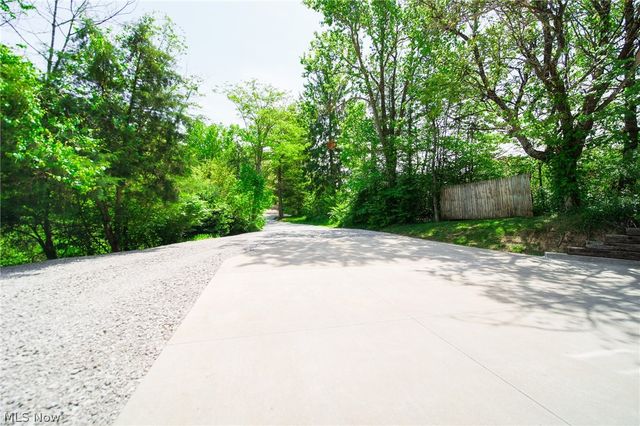 2317 Goshen Hill Road SE, New Philadelphia, OH 44663