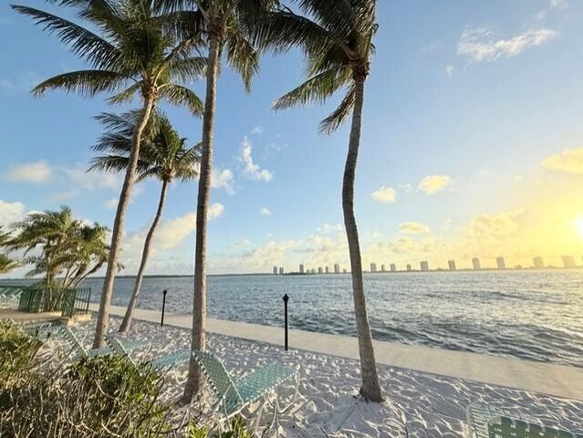 4802 N Flagler Drive 2, West Palm Beach, FL 33407