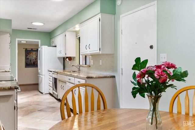 7109 School House Lane, Bakersfield, CA 93309