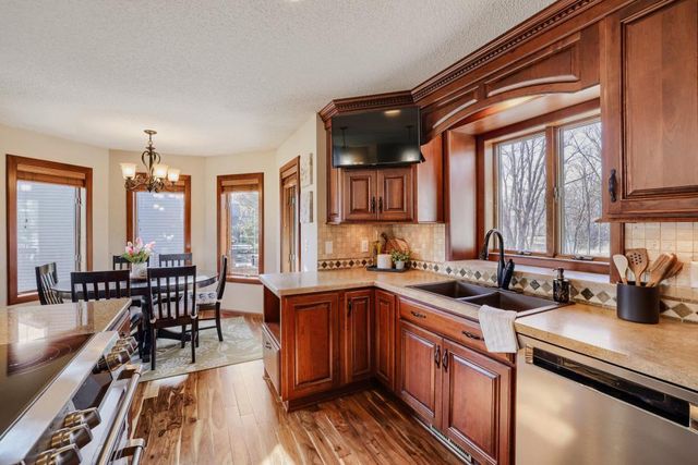 7832 18th Street N, Oakdale, MN 55128