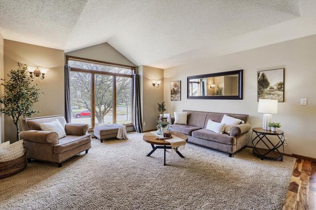 7832 18th Street N, Oakdale, MN 55128