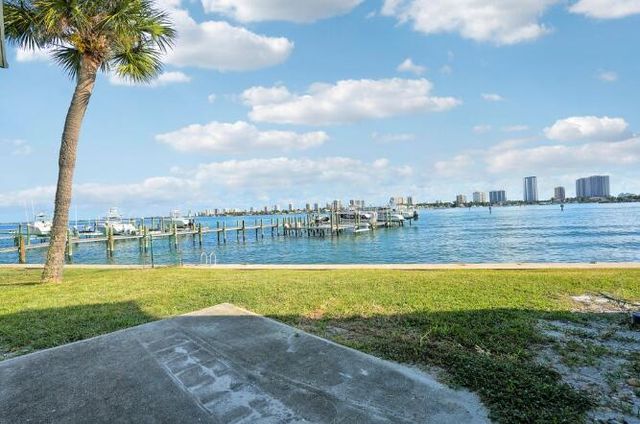 360 Wilma Circle 6, Riviera Beach, FL 33404