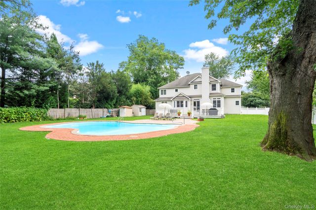 90 Meadow Glen Road, Northport, NY 11768
