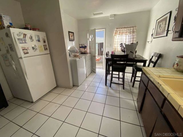 1202 E E 76Th St, Los Angeles, CA 90001