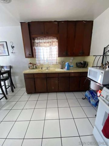 1202 E E 76Th St, Los Angeles, CA 90001