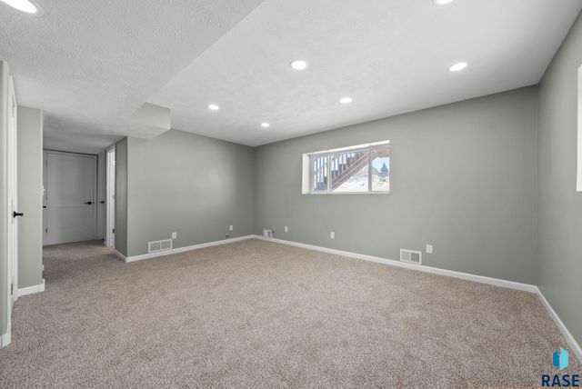 3228 N Yukon Ave Avenue, Sioux Falls, SD 57107