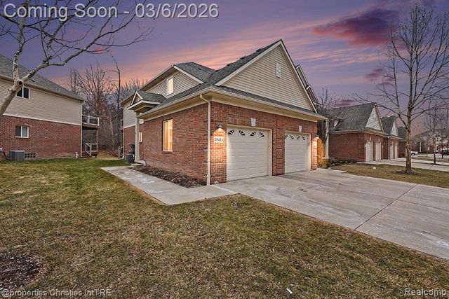 29424 Woodpark Circle, Warren, MI 48092