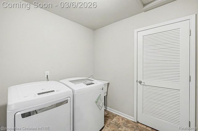 29424 Woodpark Circle, Warren, MI 48092