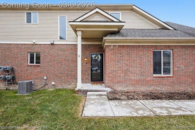 29424 Woodpark Circle, Warren, MI 48092