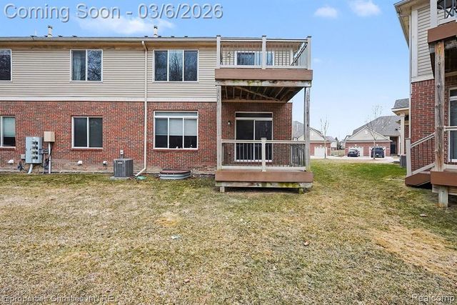 29424 Woodpark Circle, Warren, MI 48092