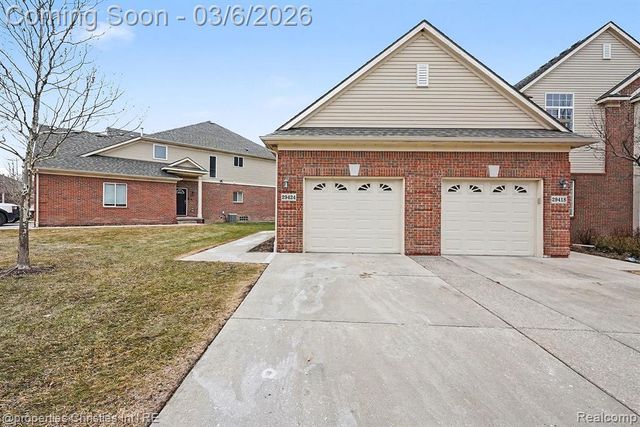29424 Woodpark Circle, Warren, MI 48092
