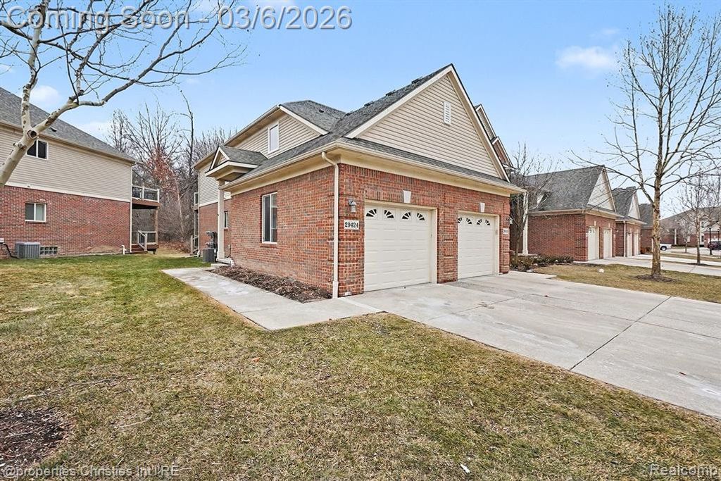 29424 Woodpark Circle, Warren, MI 48092