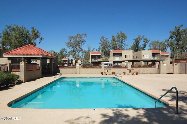 2807 E PARADISE Lane 102, Phoenix, AZ 85032