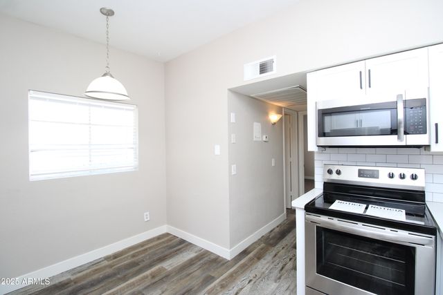 2807 E PARADISE Lane 102, Phoenix, AZ 85032